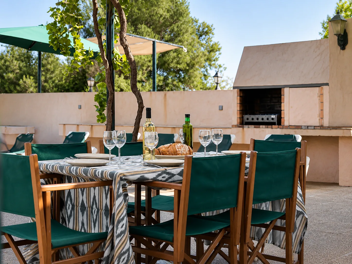 Esstisch im Außenbereich der Finca
