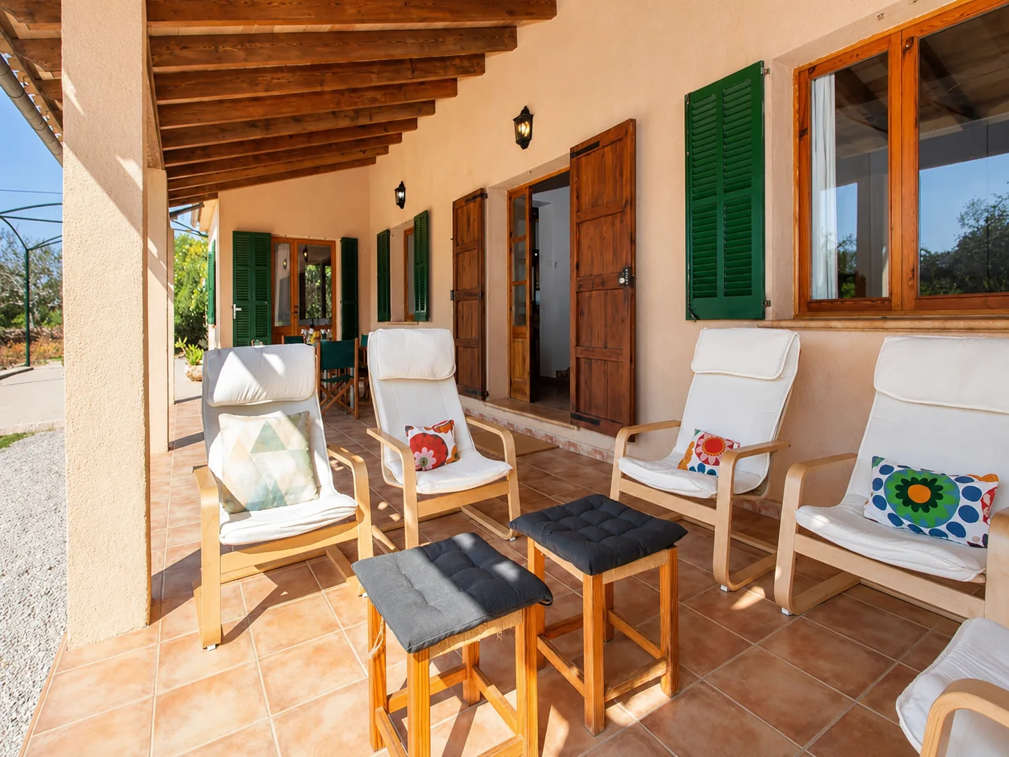 Sitzplätze auf der überdachten Terrasse der Finca