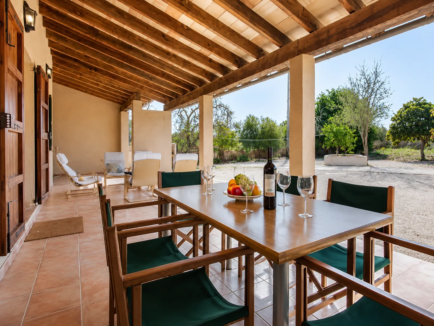 Gemeinsamer Tisch auf der überdachten Terrasse der Finca