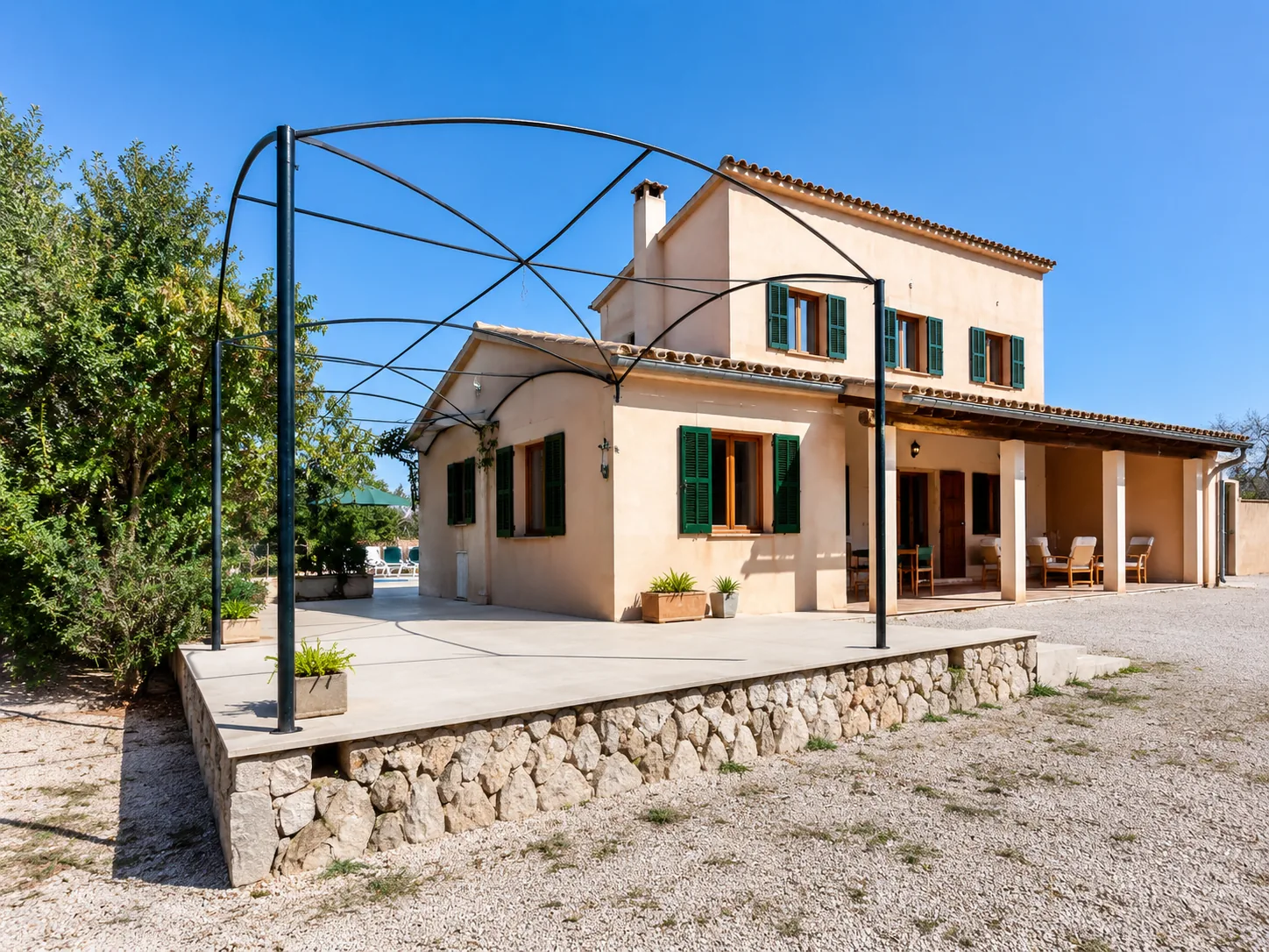 Die private Finca in Algaida mit grünen Fensterläden und überdachter Terrasse