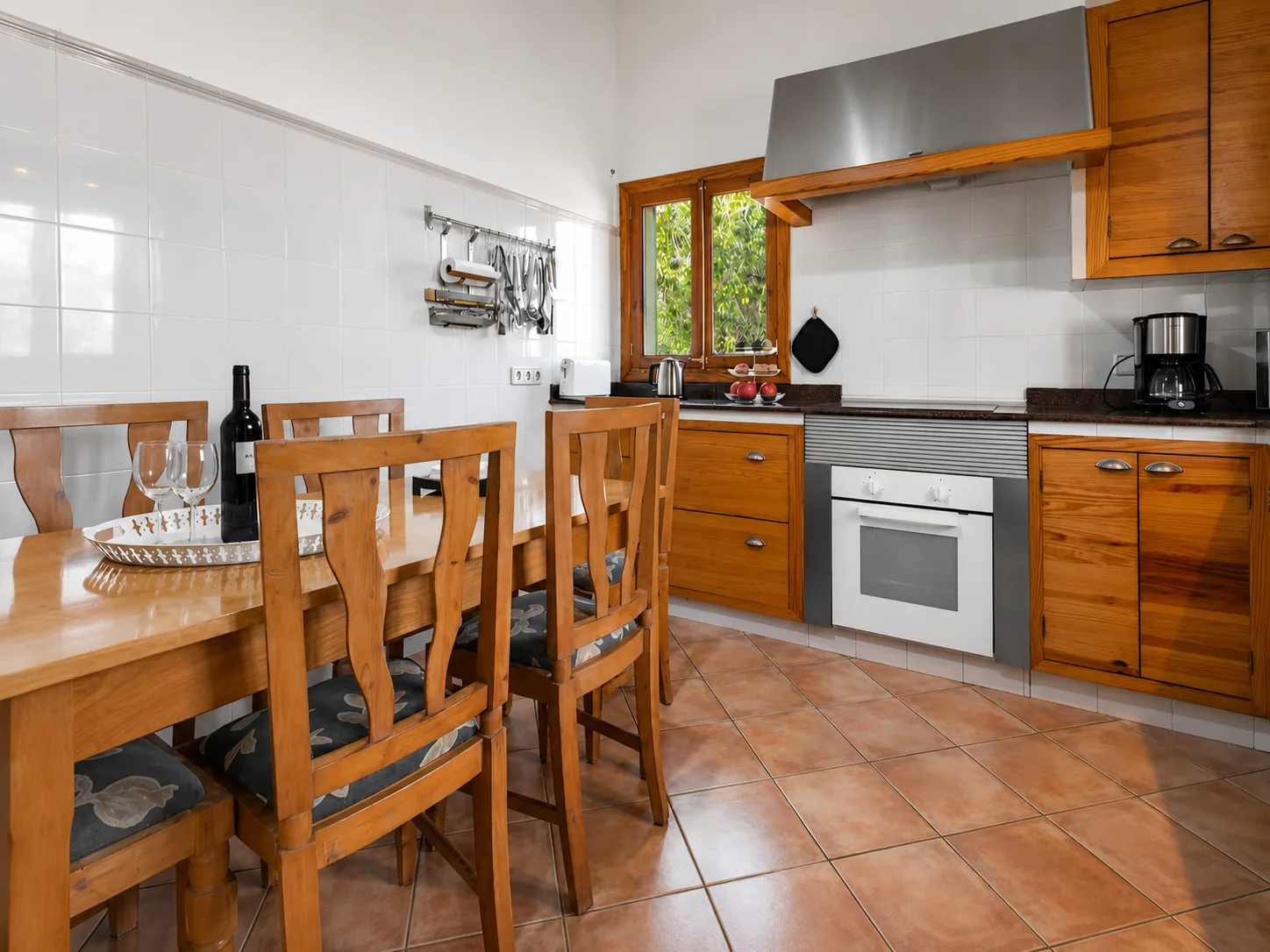 Küche der Finca mit Holzmöbeln und Esstisch