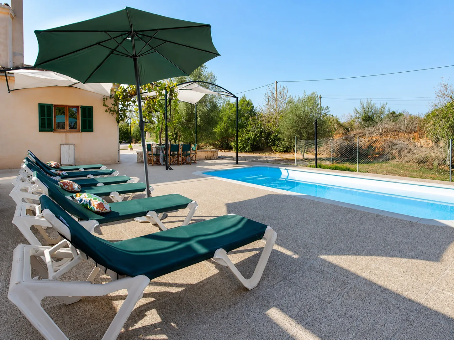 Pool und sonnige Terrasse der Finca
